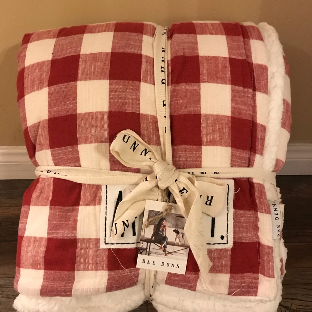 Rae Dunn Queen size Sherpa blanket NWT Merry